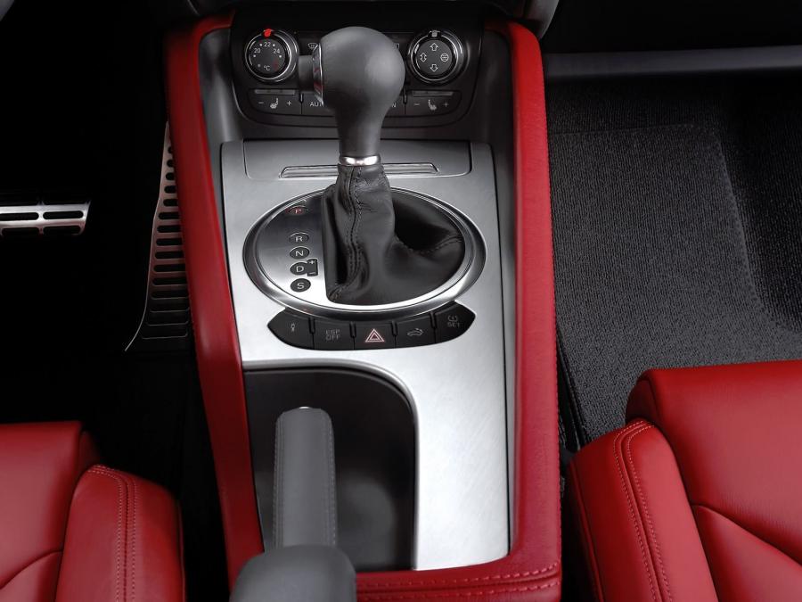 Детали интерьера Audi TT 3.2 Quattro Coupe (8J) 2006 года  (WW) (фото 32 из 77)